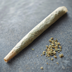 CBD Joint in Kegelform auf Schieferplatte gerollt